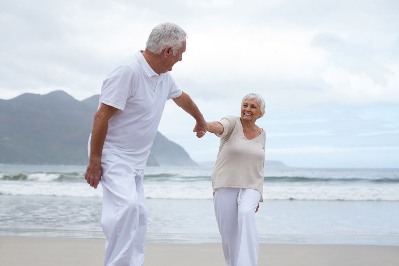 Senior Couple Having Fun Together At Beach W Stronę Oddechu